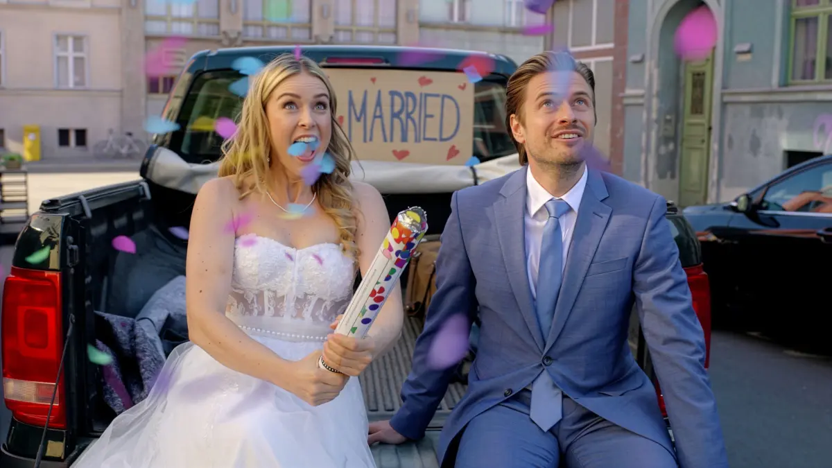 Hochzeit bei GZSZ: Jessica (Nina Ensmann) und Philip (Jörn Schlönvoigt) sind frisch verheiratet.