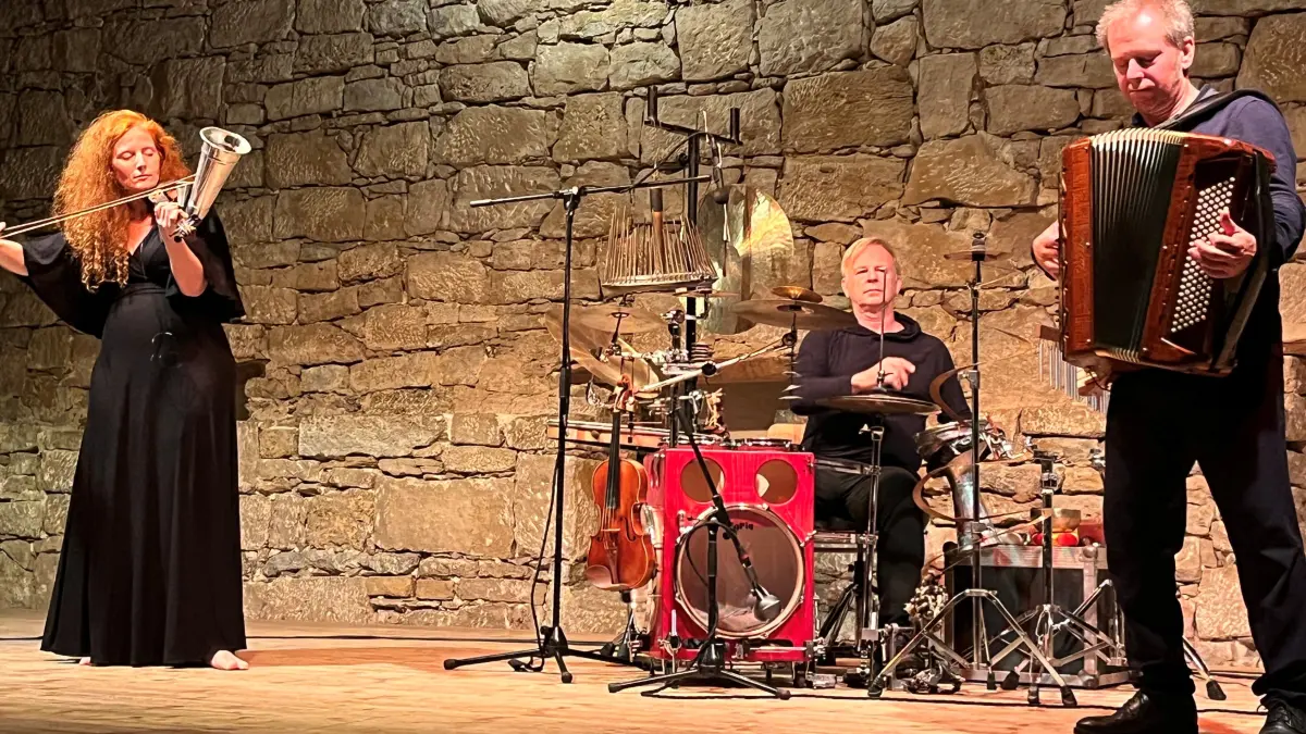 Hohenloher Kultursommer in Ilshofen-Oberaspach: Martina Eisenreich (Geige), Andreas Hinterseher (Akkordeon) und Wolfgang Lohmeier (Perkussion) bieten ein Crossover-Programm von Tango über Walzer bis Filmmusik.