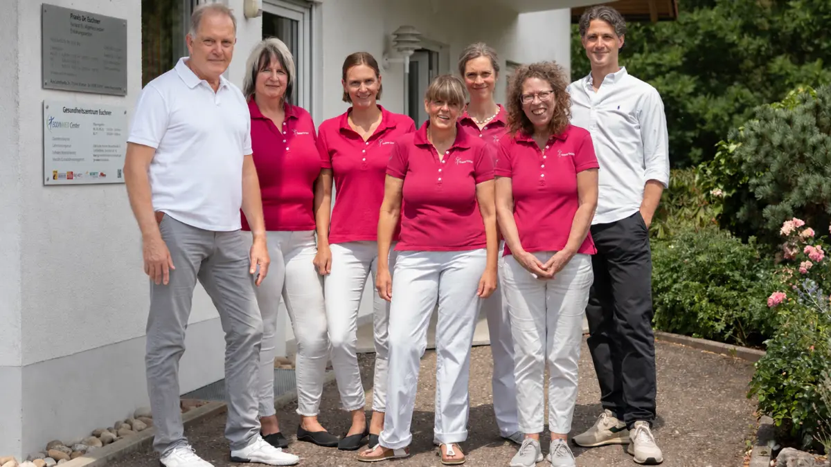 Das Praxisteam in Albstadt-Laufen vor der Praxis in der Alten Landstraße. Zu sehen sind unter anderem Dr. Ulrich Euchner (links), Swantje Harlan (3. von rechts) und Dr. Daniel Urban (rechts).