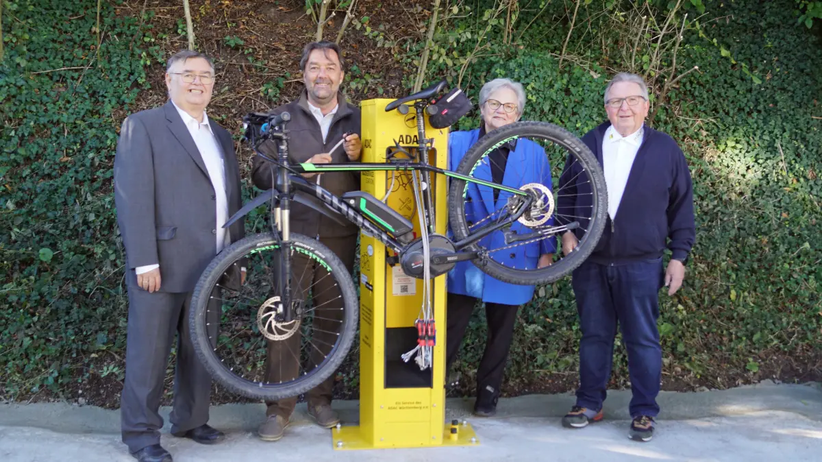 Sie eröffnen die Radservice-Station (von links): Carl-Eugen Metz, Vorstand Verkehr und Umwelt beim ADAC Württemberg, Bürgermeister Armin Kiemel, Ursula Spellenberg, Vorstand Ortsclubangelegenheiten, ADAC Württemberg und Winfried Lining, Vorsitzender des MSC Abtsgmünd.