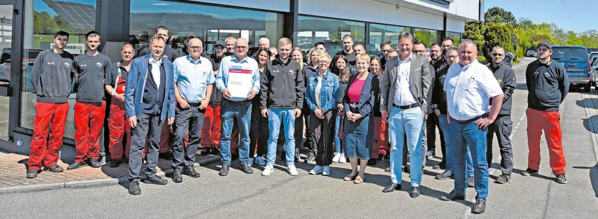 Hechingens Bürgermeister Philipp Hahn gratulierte den Inhabern und den Mitarbeitenden des Autohauses Kleinmann zum 100-jährigen Jubiläum.⇥Foto: Thomas Jauch/Stadt Hechingen