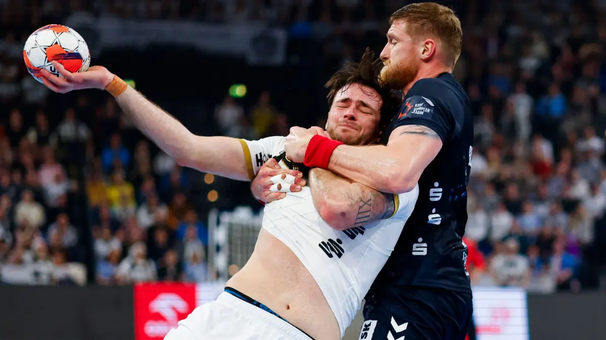 Veron Nacinovic (l) vom THW Kiel: Handball: EHF European League, THW Kiel - SG Flensburg-Handewitt, Hauptrunde, Gruppe 1, 4. Spieltag, Wunderino Arena. Kiels Veron Nacinovic (l) und Flensburgs Blaz Blagotinsek kämpfen um den Ball. (zu dpa: ««Gänsehaut»: Kiel trifft im Handball-Derby auf Flensburg»)