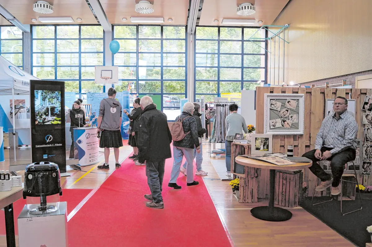 Wie schon in den Vorjahren ist die Gewerbeschau in der Blautalhalle sehr beliebt.⇥Foto: Petra Starzmann