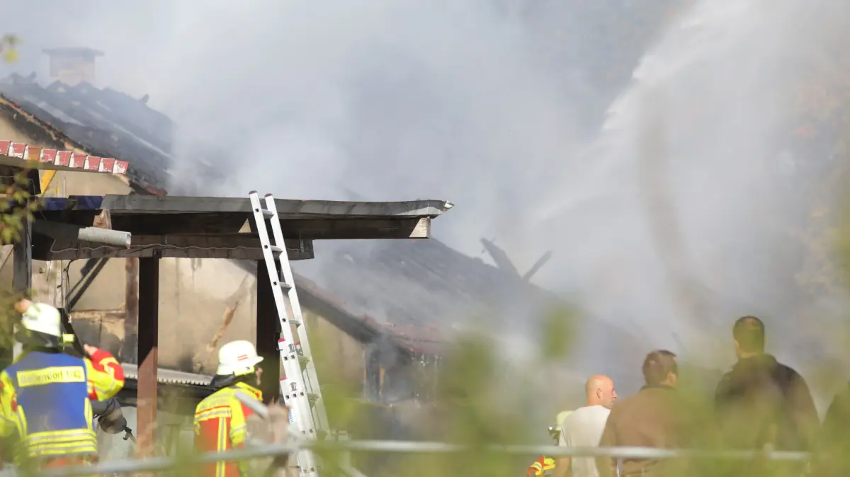 Eine Scheune in den Märkleshöfen bei Altheim wurde ein Opfer der Flammen.