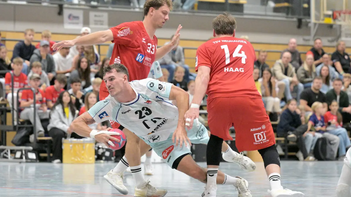 TSV Neuhausen/Fildern vs. HBW Balingen/Weilstetten II, Handball, 3.Liga Sued, 05.Ligaspieltag, Saison 2026/2027, 25.09.2026: Louis Mann (HBW Balingen/Weilstetten II, #23) am Ball im Zweikampf mit Lukas Fischer (TSV Neuhausen/Fildern, #33) und Tobias Haag (TSV Neuhausen/Fildern, #14)
TSV Neuhausen/Fildern vs. HBW Balingen/Weilstetten II, Handball, 3.Liga Sued, 05.Ligaspieltag, Saison 2026/2027, 25.09.2026
Foto: Eibner-Pressefoto/Tobias Baur