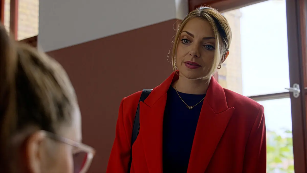 Bei GZSZ gerät Emily (Anne Menden) wieder mit Kate (Zoé Baillieu) aneinander.
