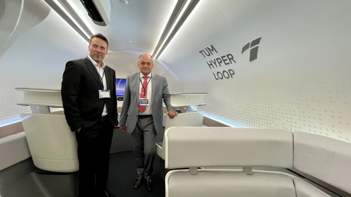 Wollen den Hyperloop voranbringen: Projektentwickler Carlos Villalba (links) und Generaldirektor Klaus Rudischhauser, beide aus Biberach.