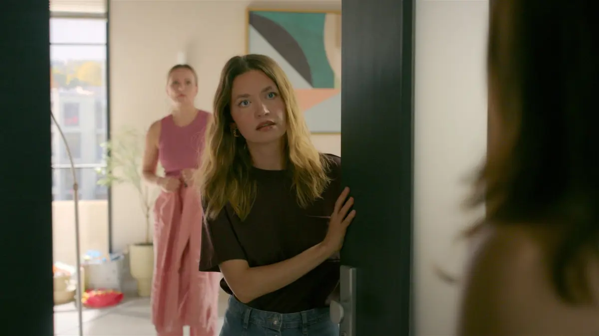 Gabriella Perez (Bianca Hein, Rückansicht) schöpft Hoffnung, als Nathalie Reichenbach (Amrei Haardt, M.) ihr Anliegen unterstützt. Hinten Isabelle Reichenbach (Ania Niedieck)