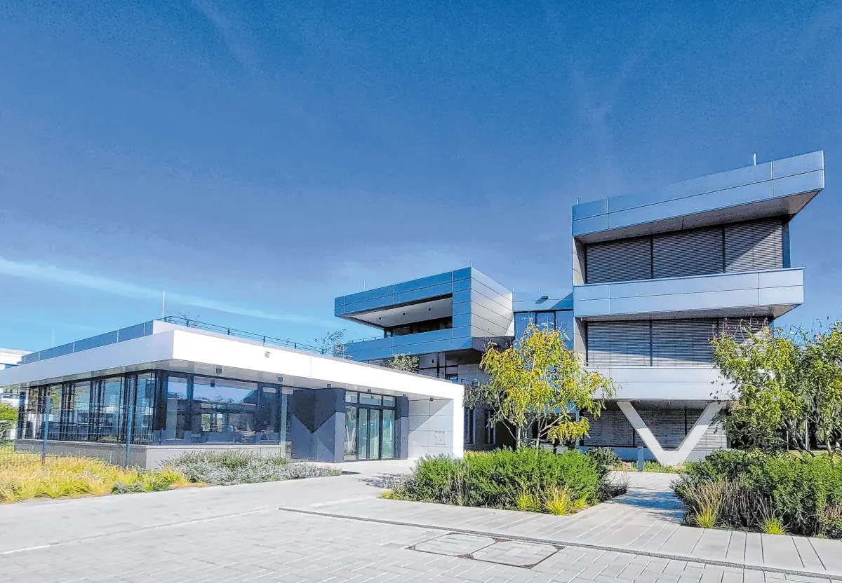 Das im Sommer 2025 fertiggestellte Verwaltungsgebäude der Lechler GmbH setzt in Sachen Architektur ein Ausrufezeichen (links).Unter dem Namen LECHLERmove steckt das Unternehmen mitten in einem Transformationsprozess (rechts).Fotos: Jürgen Herdin