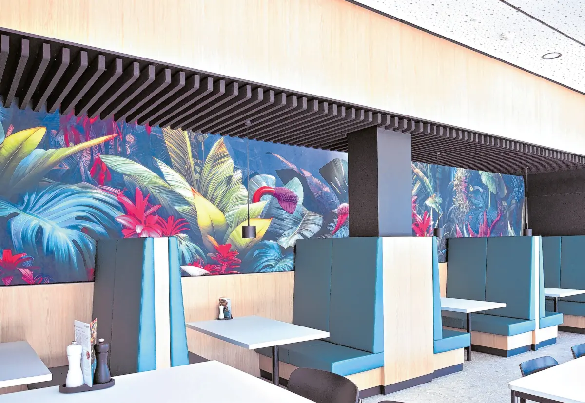 Blumig bunt und einladend: So sitzt es sich im neuen NOSH Restaurant auf dem Lechler-Campus.