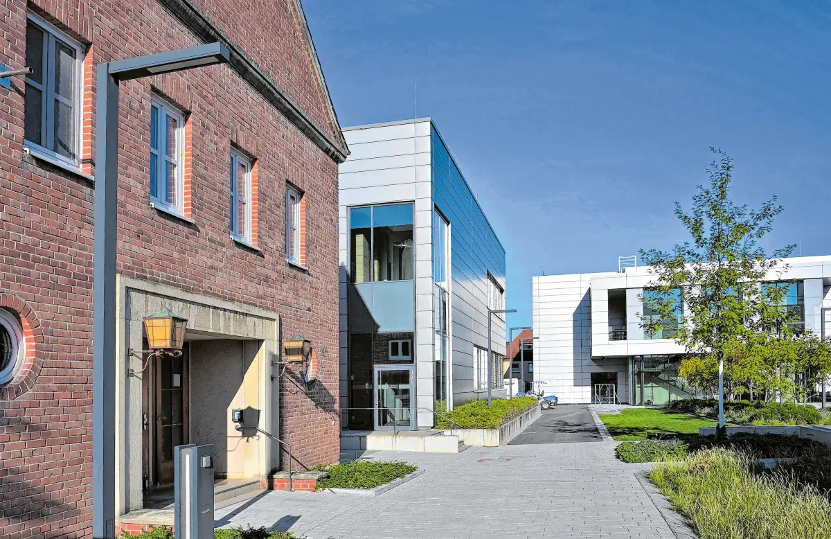 Der Blick führt in den neuen Lechler Campus mit dem NOSH Restaurant und dem Lechler Conference Center.