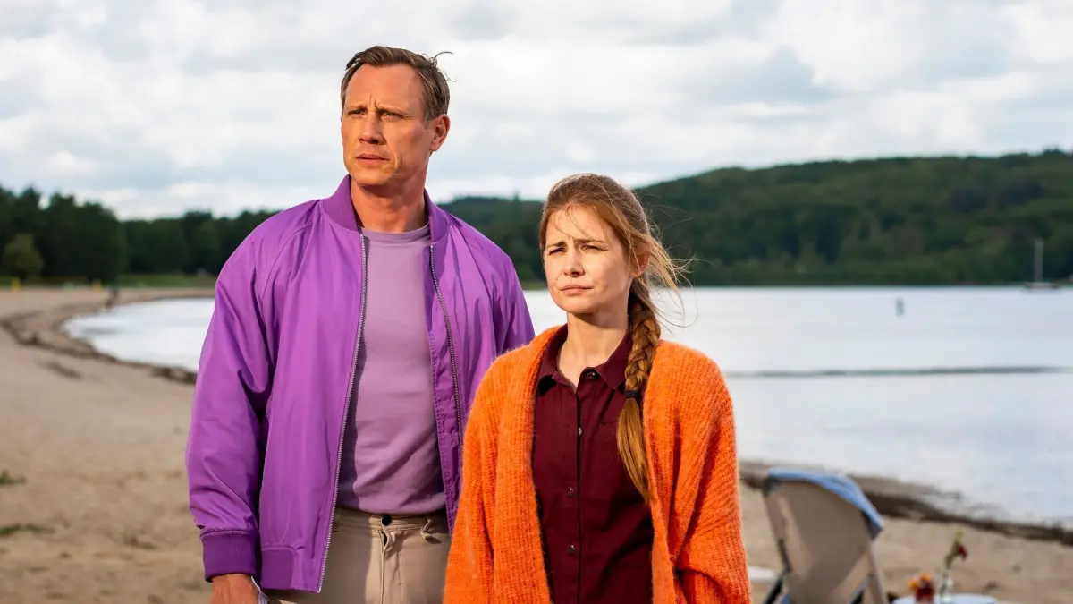 In „Dr. Nice – Sommerliebe“ verändert sich die Beziehung zwischen Nice (Patrick Kalupa) und Charlie (Josefine Preuß).
