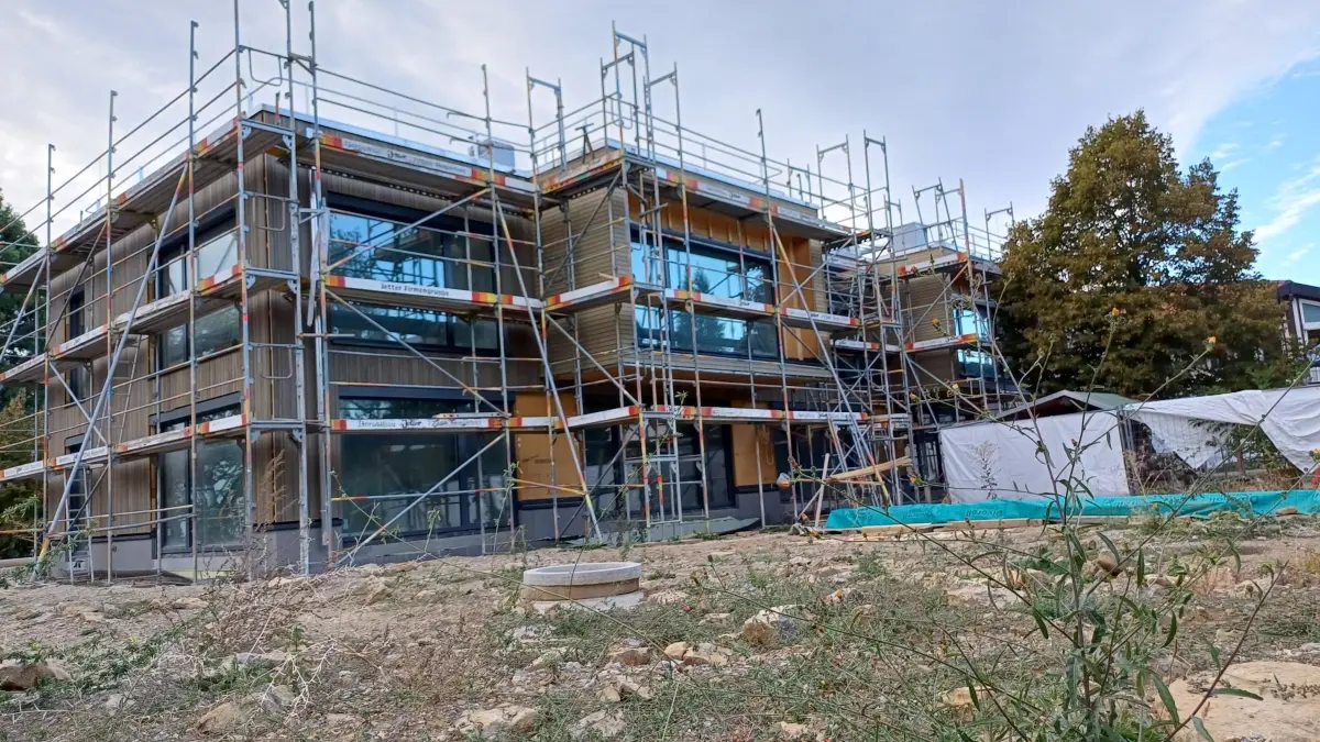 Die Fassade der Eilers Kita ist beinahe fertig. Nun müssen vor allem noch die Außenanlagen gerichtet werden.