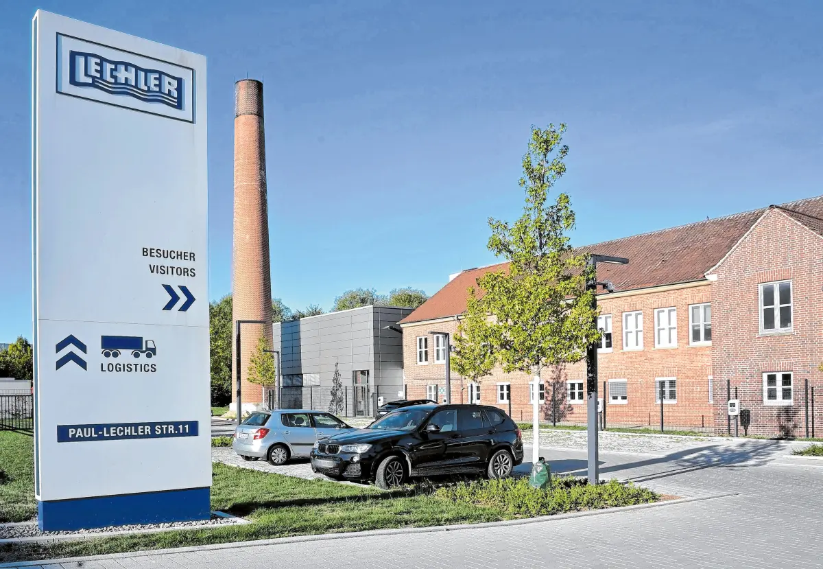 Der neue Haupteingang von Lechler – mit dem Schornstein, dem neuen Technikum und der ehemaligen Kantine.