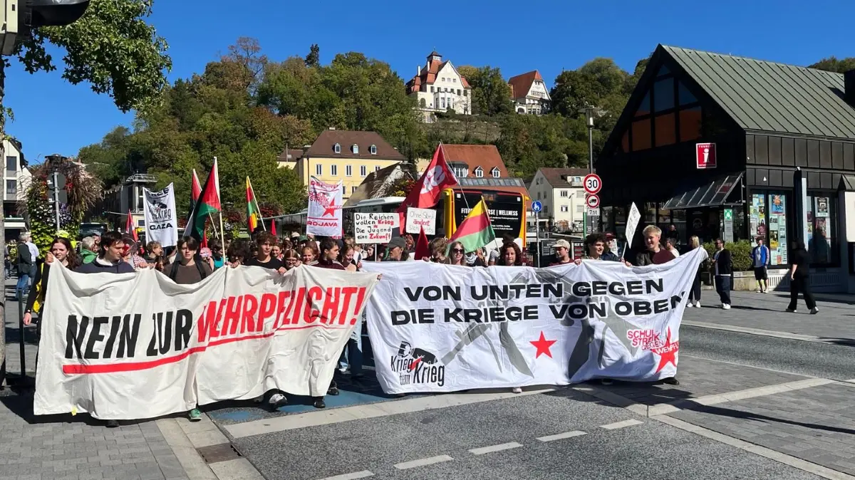 GEld für Bildung und Soziales statt für Rüstung: Schülerstreik in Tübingen.