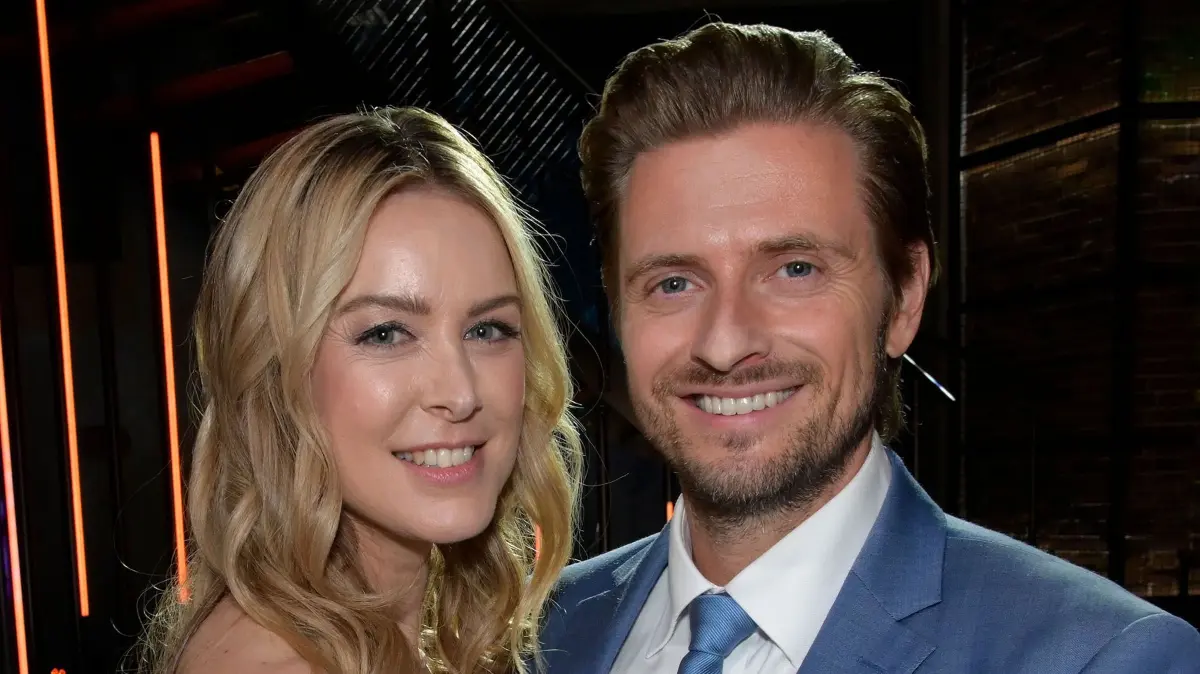 Hochzeit bei GZSZ: Jessica (Nina Ensmann) und Philip (Jörn Schlönvoigt) genießen ihr Eheglück.