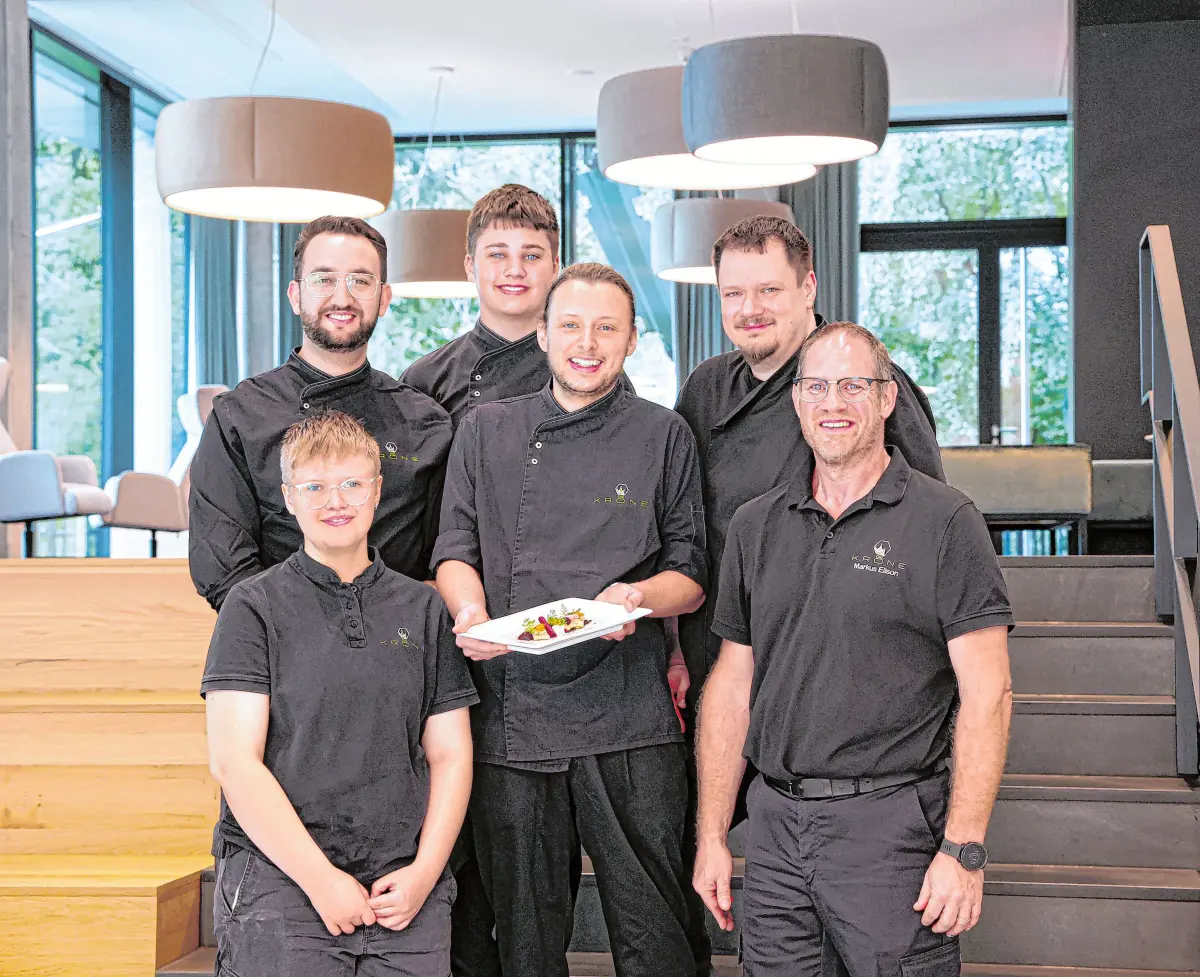 Küchenchef Markus Elison (rechts) und sein Team (von links vorne) Auszubildende Rilana Buchmann, Chef de Partie Youssef Hadjtaieb, Koch-Azubi Lennox Dörflinger, Küchenmeister Matthias Köstl und Markus Elisons Stellvertreter Patrick Meitner haben exklusiv für Leser der Südwest Presse ein leckeres Menü entwickelt. ⇥Fotos: Ufuk Arslan