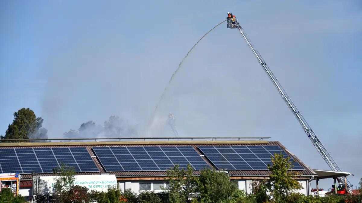 Eine Scheune in den Märkleshöfen bei Altheim wurde ein Opfer der Flammen.