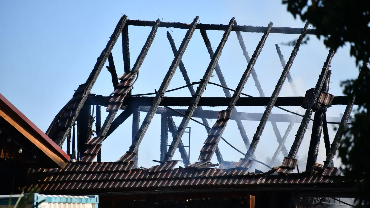 Eine Scheune in den Märkleshöfen bei Altheim wurde ein Opfer der Flammen.