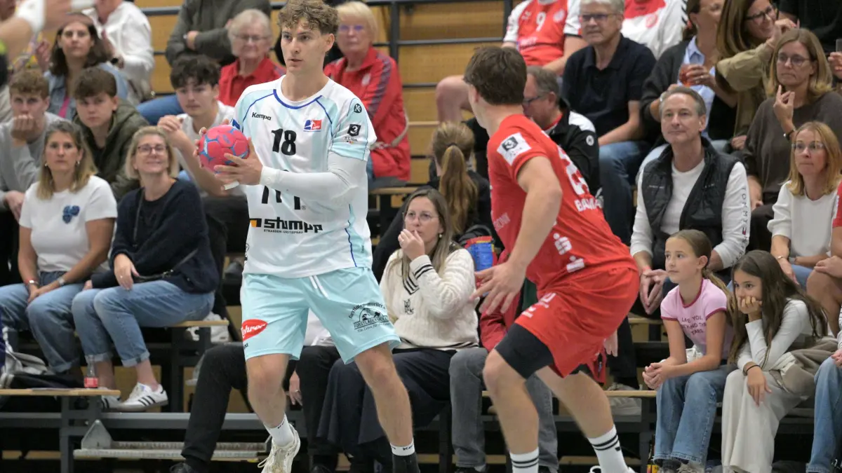 TSV Neuhausen/Fildern vs. HBW Balingen/Weilstetten II, Handball, 3.Liga Sued, 05.Ligaspieltag, Saison 2026/2027, 25.09.2026: Lars Baensch (HBW Balingen/Weilstetten II, #18) am Ball im Zweikampf mit Glenn Baumann (TSV Neuhausen/Fildern, #24)
TSV Neuhausen/Fildern vs. HBW Balingen/Weilstetten II, Handball, 3.Liga Sued, 05.Ligaspieltag, Saison 2026/2027, 25.09.2026
Foto: Eibner-Pressefoto/Tobias Baur