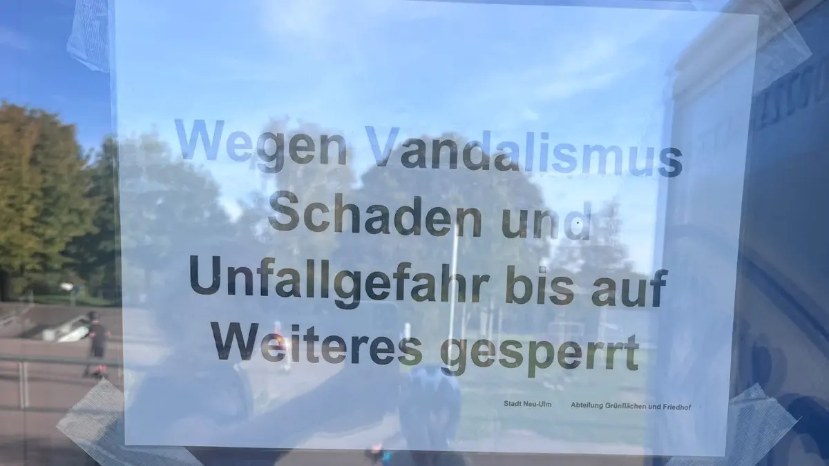 Die öffentliche Toilette an der Naherholungsanlage in Neu-Ulm an der Donau ist geschlossen. Davor steht als Ersatz ein Dixi-Klo.