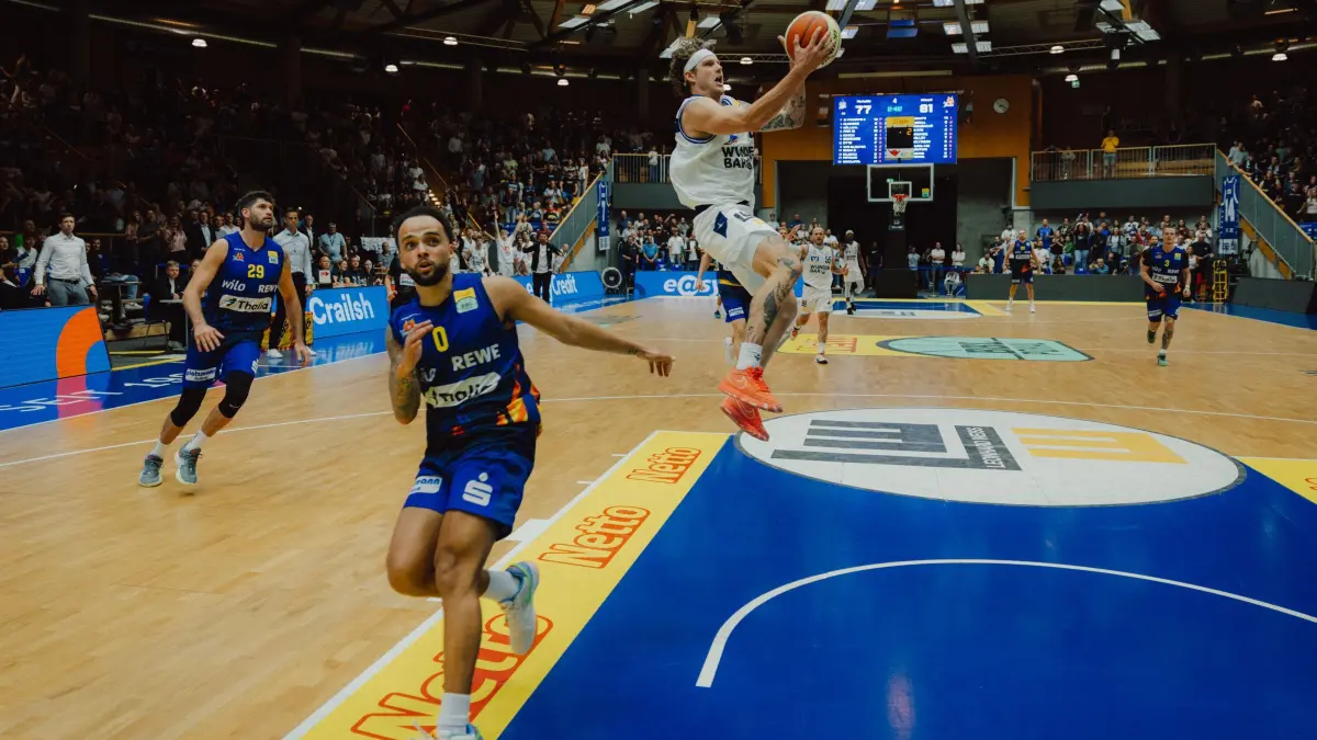 Booker Coplin (am Ball) war bei der 86:93-Niederlage der HAKRO Merlins Crailsheim im Pokalspiel gegen Phoenix Hagen mit 23 Punkten bester Korbjäger der Zauberer.