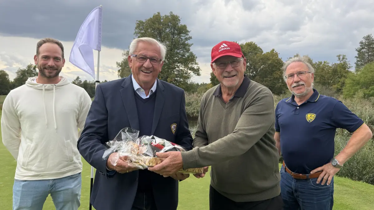 Berthold Binder, Präsident des Golfclubs Hechingen-Hohenzollern (Zweiter von links), freut sich über die langjährige Zusammenarbeit mit Golflehrer Klaus Schieban und übergibt ihm ein Präsent. Über das Jubiläum freuen sich stellvertretend für den Verein auch Jugendwart David Decker (links) und Schriftführer Werner Eisele (rechts).