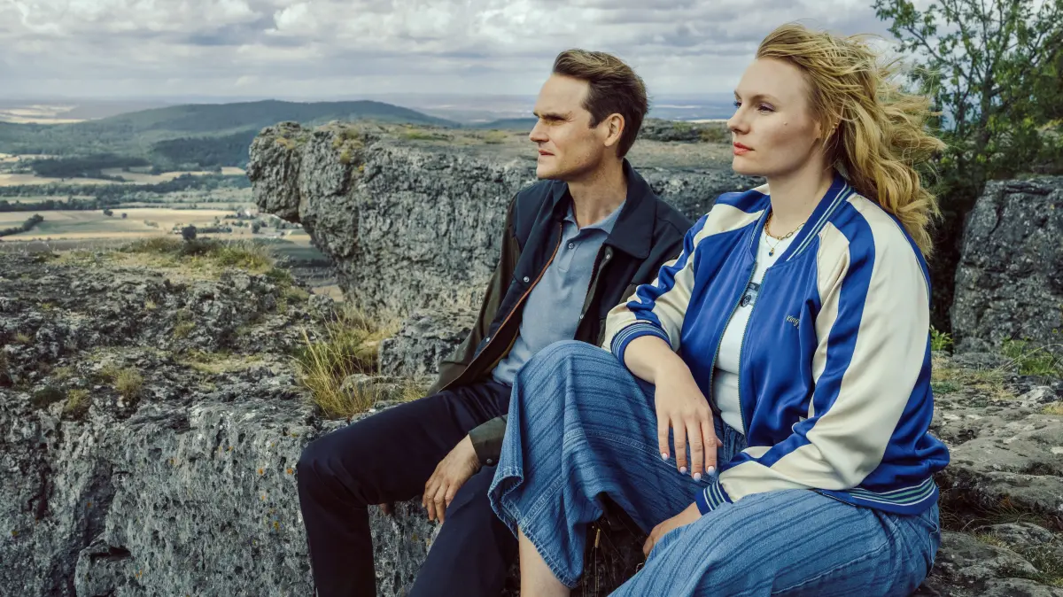 Von links: Felix Voss (Fabian Hinrichs) und Emmy Rathgeber (Rosalie Thomass) auf dem Staffelberg