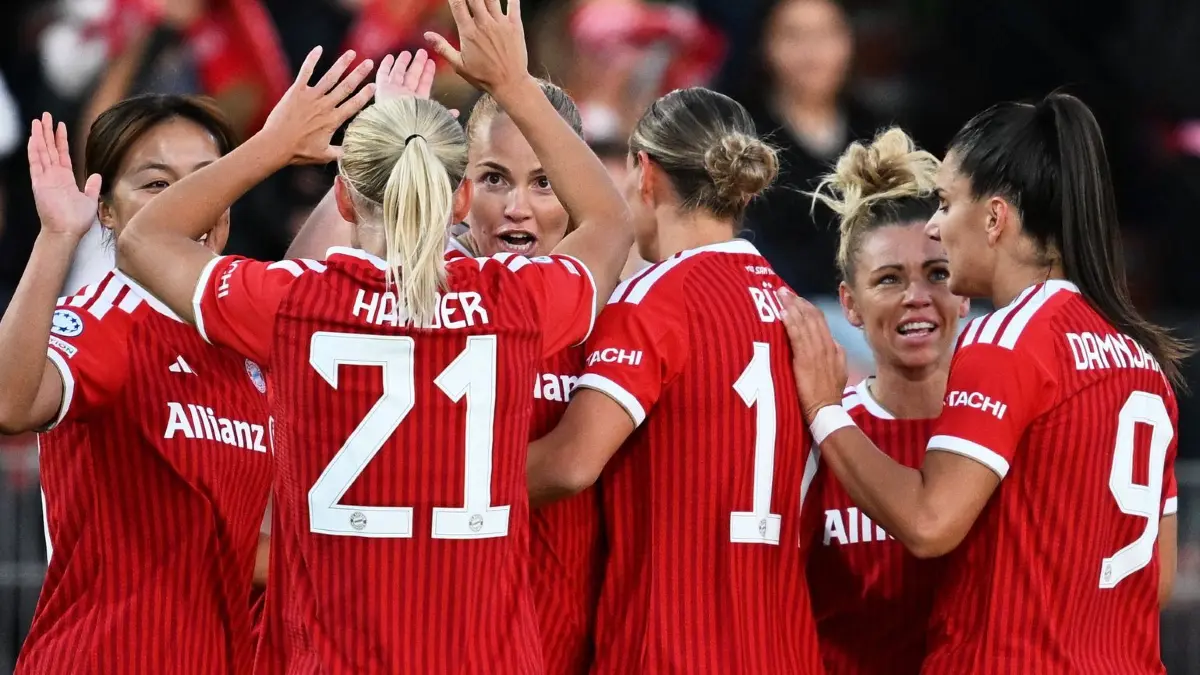 Bayern München - Manchester City: Fußball, Frauen: Champions League, Bayern München - Manchester City, Vorrunde, 1. Spieltag im Sportpark Unterhaching. Die Spielerinnen von München jubeln über das Tor zum 1:0. (zu dpa: «Bayern-Frauen weiter ohne Oberdorf - Trainer will rotieren»)