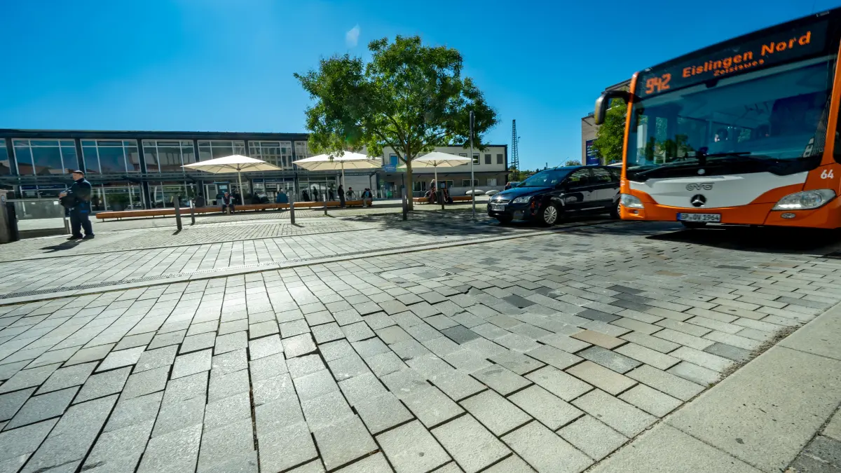 Pflasterbelag in der Bahnhofstraße am Bahnhofsplatz hat nur acht Jahre gehalten, außerdem fehlen Bushaltestellen. Doch die Reparatur wurde vorerst abgeblasen