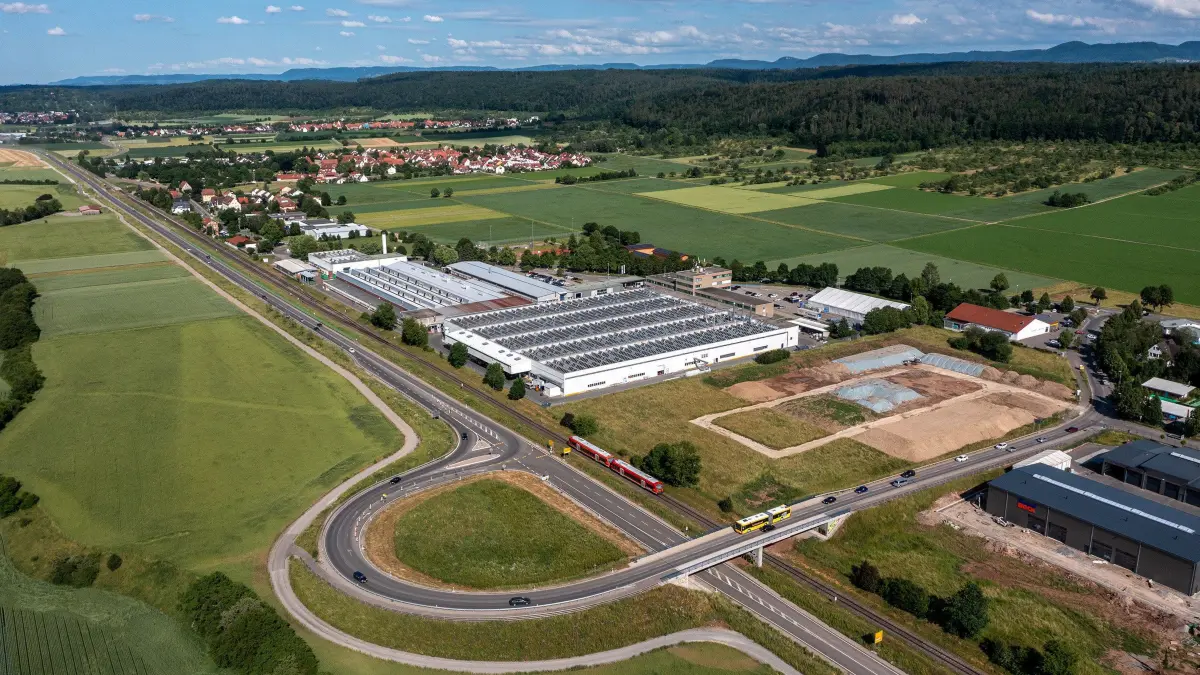 (ohne Überschrift): Vor fünf Jahren wollte Porsche auf dem noch freien Gelände in Bühl im Gewerbegebiet Bonladen eine Batteriefabrik bauen. Jetzt verkauft die Stadt die Hälfte an die DHL.