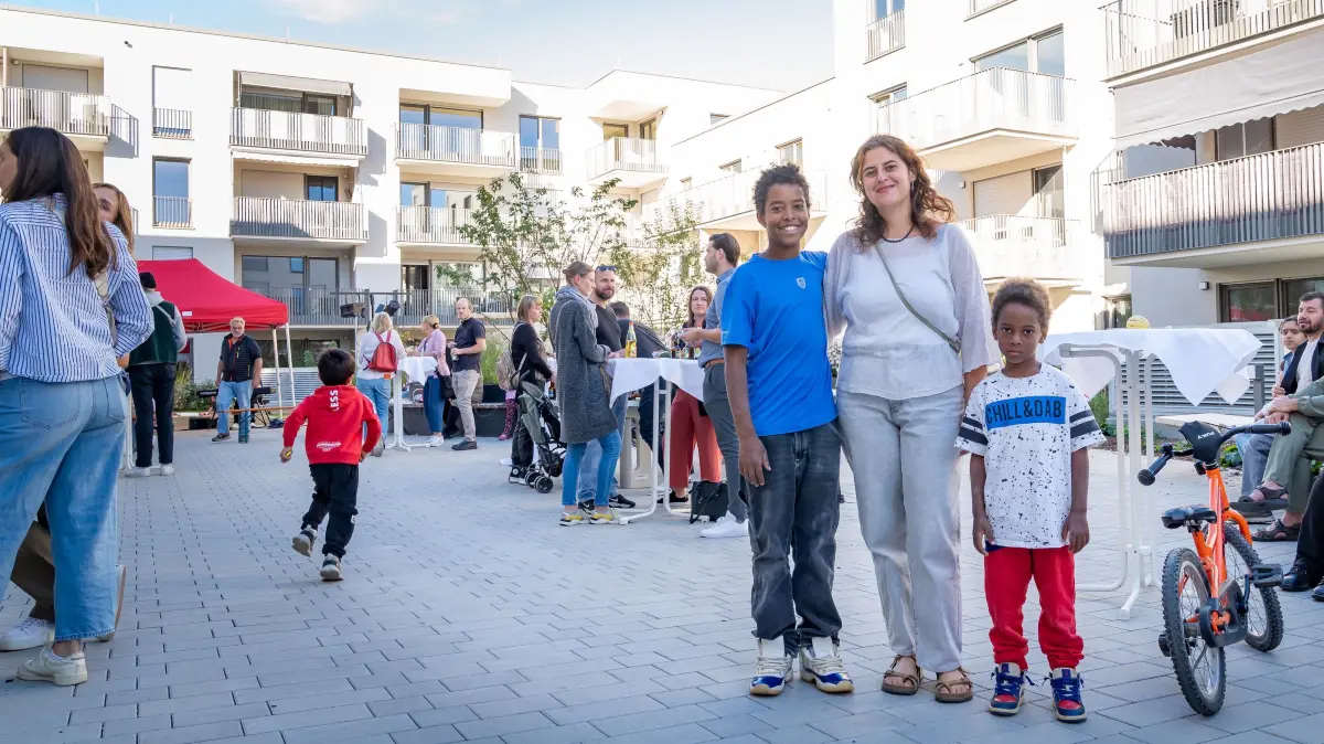 Marlene Kaiser freut sich mit ihren Söhnen Alieu (links) und Malik über ihr neues Zuhause.