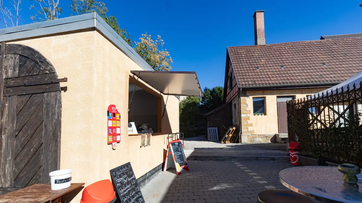Das Ensemble rund um das untere Backhaus (rechts) und dem Biergarten Fabrikle soll ein weiterer Treffpunkt in Dettingen werden.