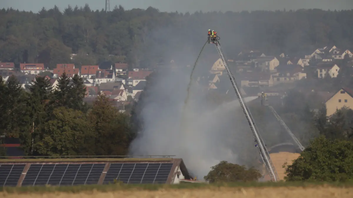Eine Scheune in den Märkleshöfen bei Altheim wurde ein Opfer der Flammen.