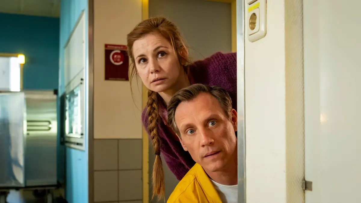 In „Dr. Nice – Ungebetene Gäste“ verändert sich die Beziehung zwischen Nice (Patrick Kalupa) und Charlie (Josefine Preuß).