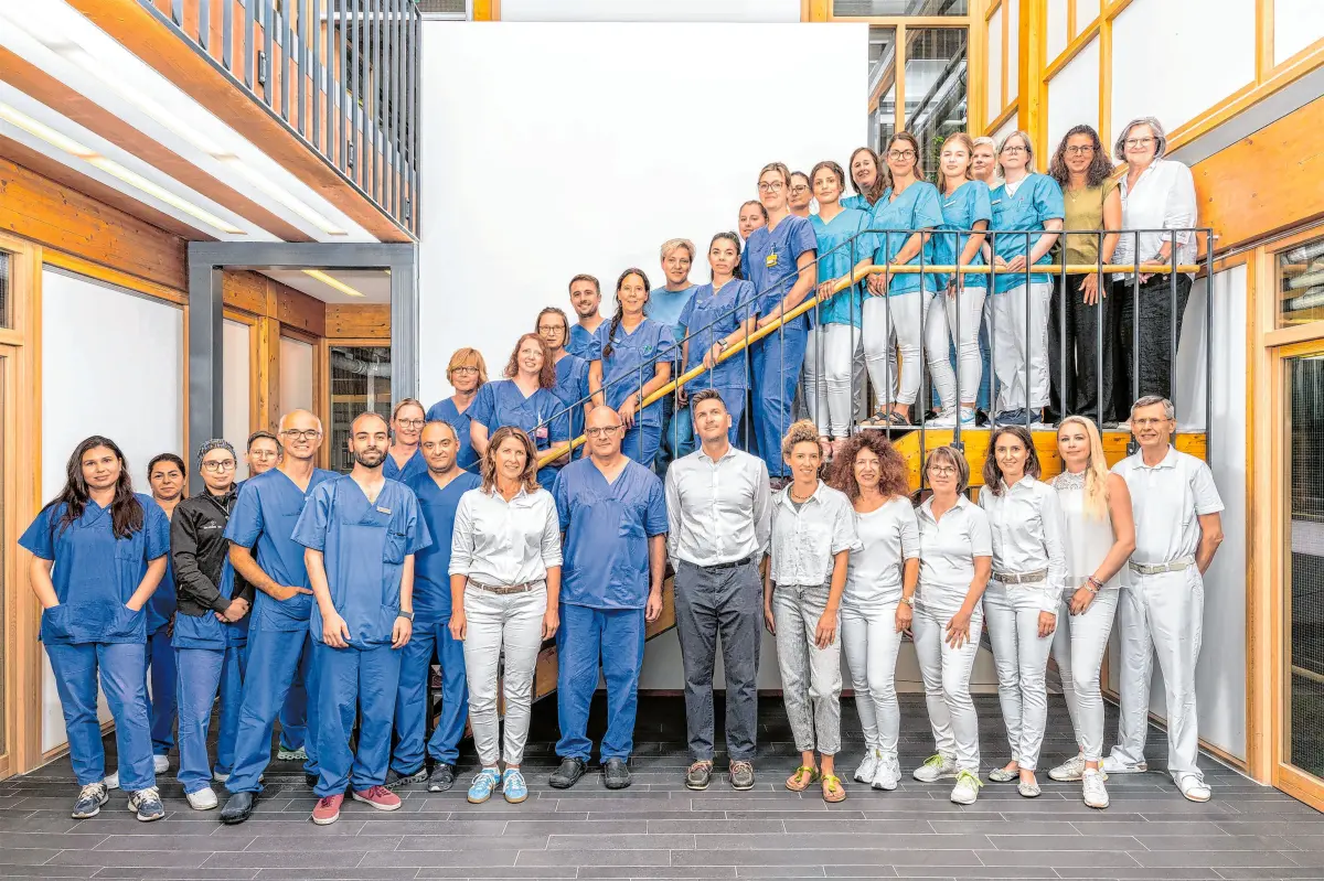 Das Team vom cardiologicum Herzklinik Ulm rund um Dr. Ulrike Hoffmeister, Prof. Ralf Birkemeyer und Dr. Christoph Rodewald (vorne in der Mitte) freut sich auf den 18. Herztag im Ulmer Stadthaus. Foto: Felix Herrmann