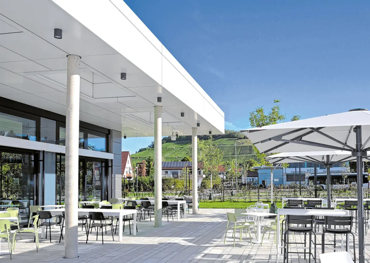 Mit Blick auf die Metzinger Weinberge: der neue Campus der Lechler GmbH mit dem Außenbereich des NOSH Restaurants (links). Innen ist es blumig bunt und einladend (rechts).⇥Fotos: Jürgen Herdin