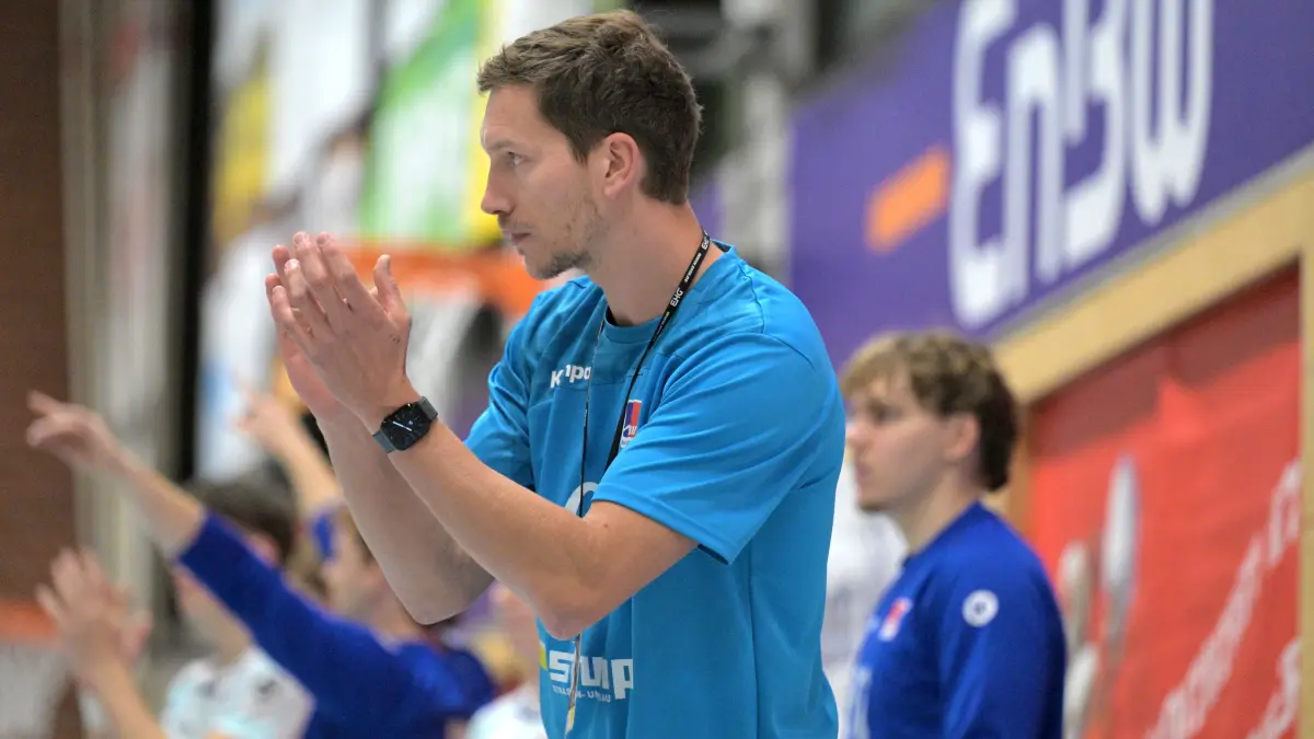 TSV Neuhausen/Fildern vs. HBW Balingen/Weilstetten II, Handball, 3.Liga Sued, 05.Ligaspieltag, Saison 2026/2027, 25.09.2026: Micha Thiemann (HBW Balingen/Weilstetten II, Cheftrainer)
TSV Neuhausen/Fildern vs. HBW Balingen/Weilstetten II, Handball, 3.Liga Sued, 05.Ligaspieltag, Saison 2026/2027, 25.09.2026
Foto: Eibner-Pressefoto/Tobias Baur