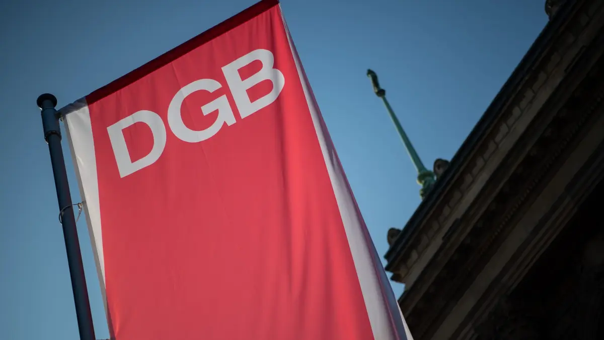 DGB: ARCHIV - 05.12.2019, Baden-Württemberg, Stuttgart: Die Fahne des Deutschen Gewerkschaftsbundes (DGB) weht vor einem Haus. (zu dpa: «Tausende zu Demonstration gegen Sozialkürzungen erwartet») Foto: Sebastian Gollnow/dpa +++ dpa-Bildfunk +++