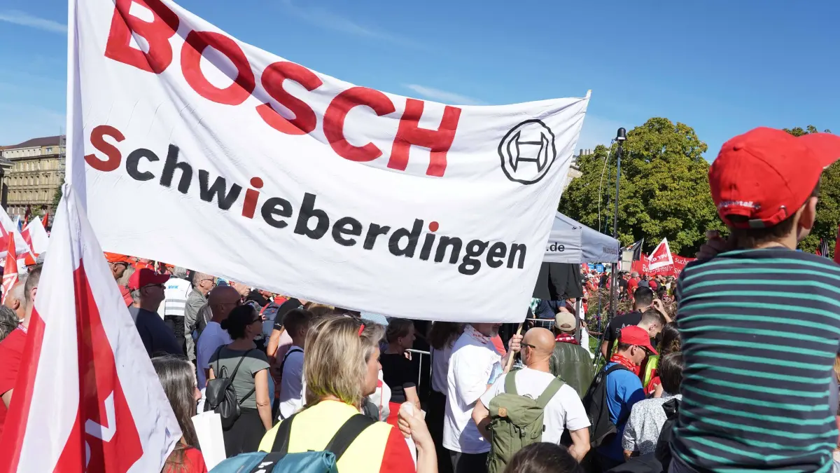 Grossdemo: Stuttgart Schlossplatz ca. 15 000 Menschen bei der Grossdemo DGB Bezirk Baden Wuettemberg hat aufgerufen zum Streik. Nicht geschenkt hard verdient Gewrerkschafen gegen Sozialabbau. Foto Andreas Rosar Fotoagentur-Stuttgart 26.09.2026