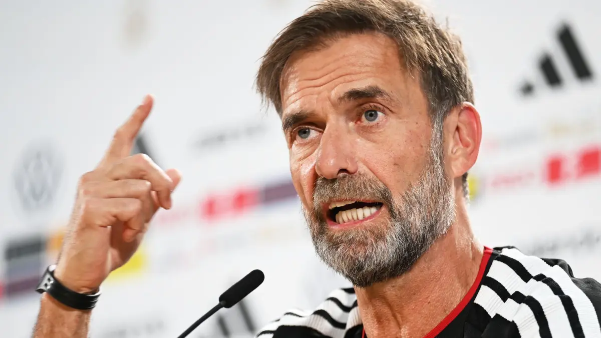 Fußball-Nationalmannschaft - Pressekonferenz: Fußball, Männer: Nations League A, Deutschland, Pressekonferenz, Bundestrainer Jürgen Klopp (Deutschland) spricht während der Pressekonferenz vor dem Spiel gegen Griechenland. (zu dpa: «Klopps Plädoyer für Wirtz: «Ungünstige Konstellation»»)