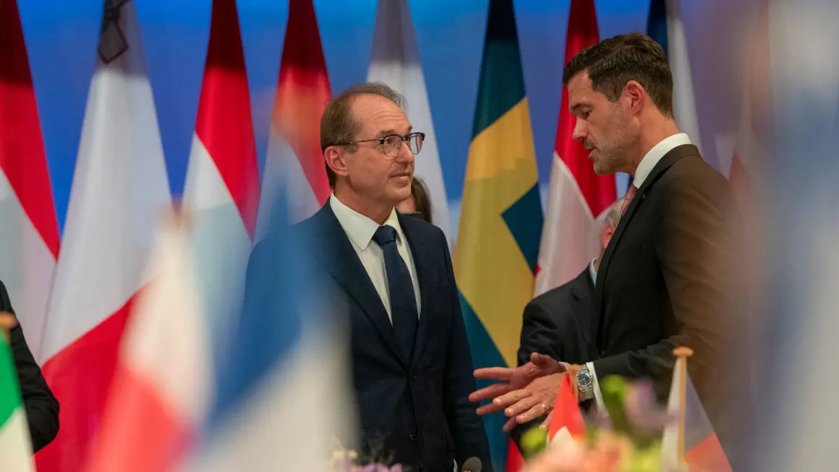 EU-Migrationstreffen: 26.09.2026, Bayern, München: Bundesinnenminister Alexander Dobrindt (CSU, l) spricht im Hotel „Bayerischer Hof“ mit Thanos Plevris, Innenminister von Griechenland. Zum 2. Migrationstreffen "Munich Migration Meeting" kamen auf Einladung von Bundesinnenminister Alexander Dobrindt (CSU) zahlreiche europäische Innenminister sowie der EU-Kommissar für Migration, Magnus Brunner (ÖVP) nach München und berieten über Migrationsfragen. Foto: Stefan Puchner/dpa +++ dpa-Bildfunk +++