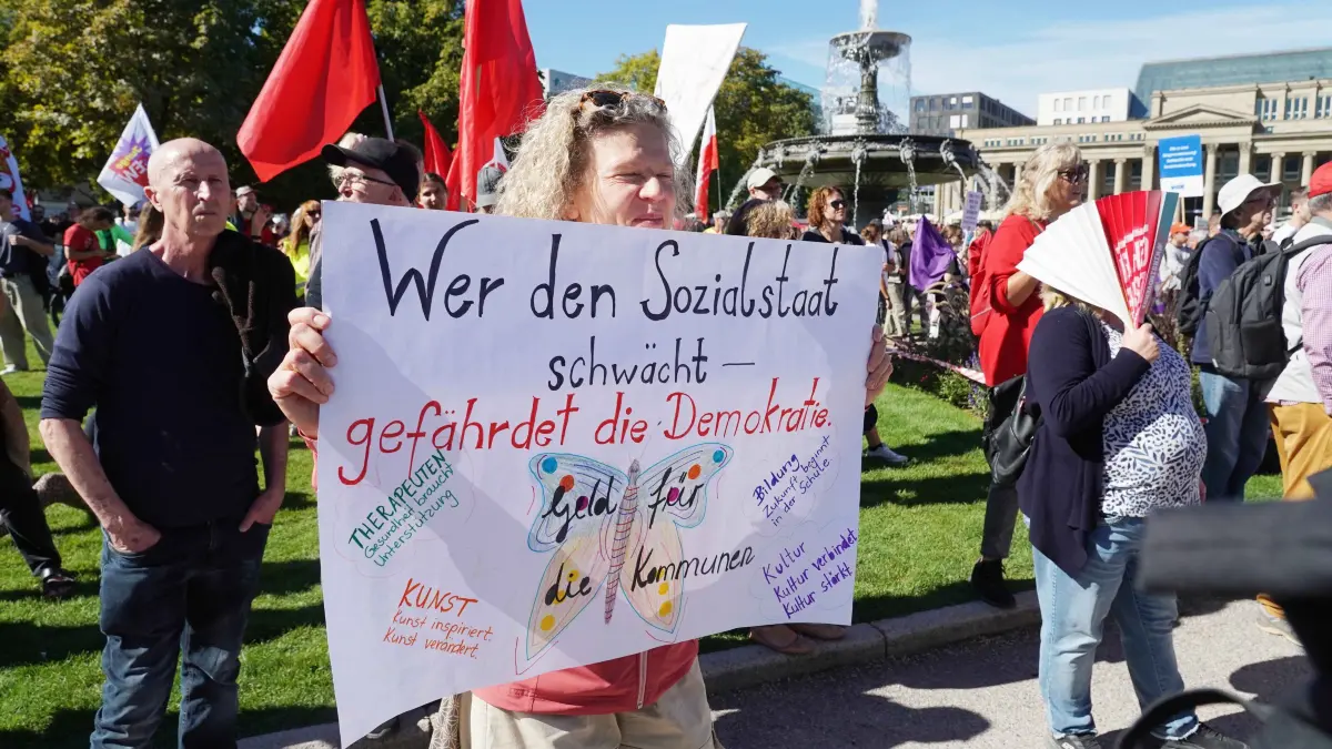 Grossdemo: Stuttgart Schlossplatz ca. 15 000 Menschen bei der Grossdemo DGB Bezirk Baden Wuettemberg hat aufgerufen zum Streik. Nicht geschenkt hard verdient Gewrerkschafen gegen Sozialabbau. Foto Andreas Rosar Fotoagentur-Stuttgart 26.09.2026