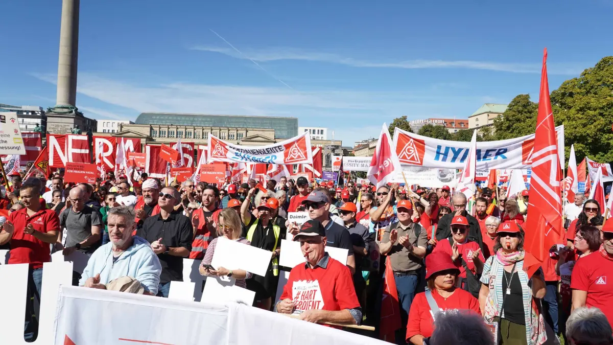 Grossdemo: Stuttgart Schlossplatz ca. 15 000 Menschen bei der Grossdemo DGB Bezirk Baden Wuettemberg hat aufgerufen zum Streik. Nicht geschenkt hard verdient Gewrerkschafen gegen Sozialabbau. Foto Andreas Rosar Fotoagentur-Stuttgart 26.09.2026