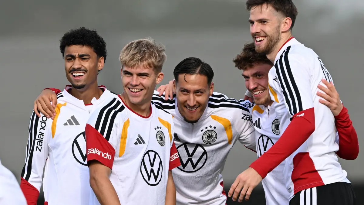 Fußball-Nationalmannschaft: Training: Fußball: Nationalmannschaft, Training vor dem ersten Nations-League-Spiel gegen die Niederlande. Nathaniel Brown (Deutschland, l-r), Hennes Behrens, Younes Ebnoutalib, Philipp Treu und Anton Stach lachen während der Trainingseinheit. (zu dpa: «DFB-Elf ungeschlagen gegen Griechenland - Kimmich rückt vor»)