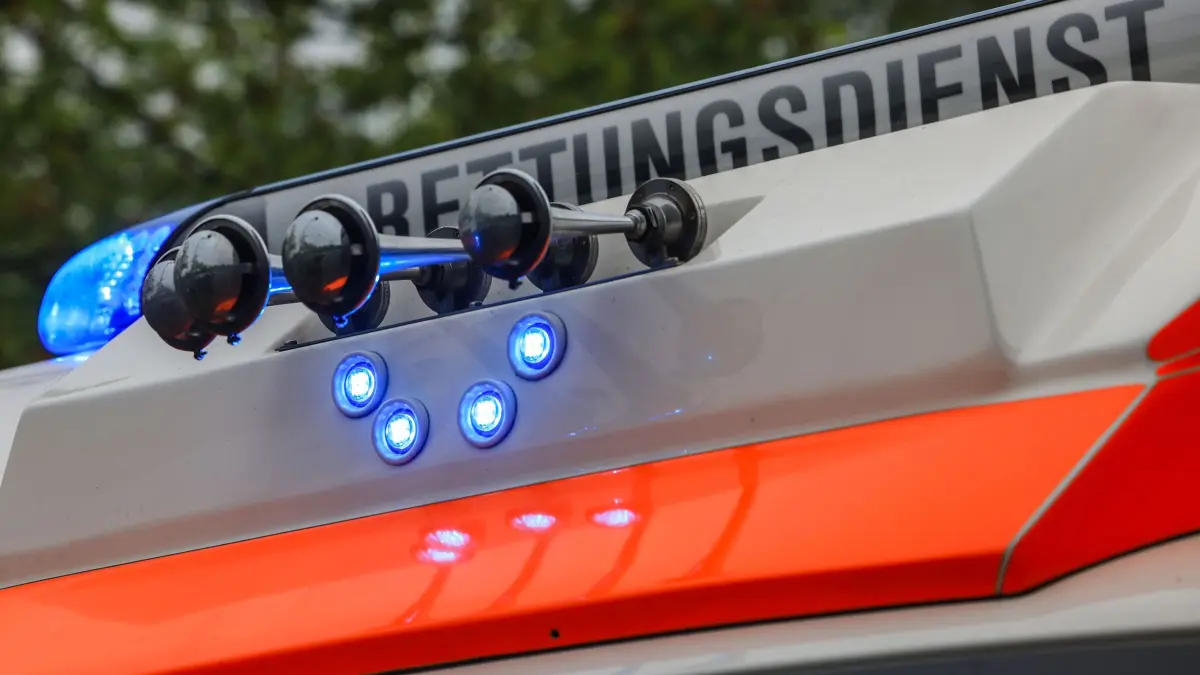 Rettungsdienst: Ein Rettungswagen steht bei einer Schockraumübung der Feuerwehr Leverkusen am Einsatzort. (zu dpa: «Unfall gebaut und Verletzten liegenlassen - Fahrer gesucht»)