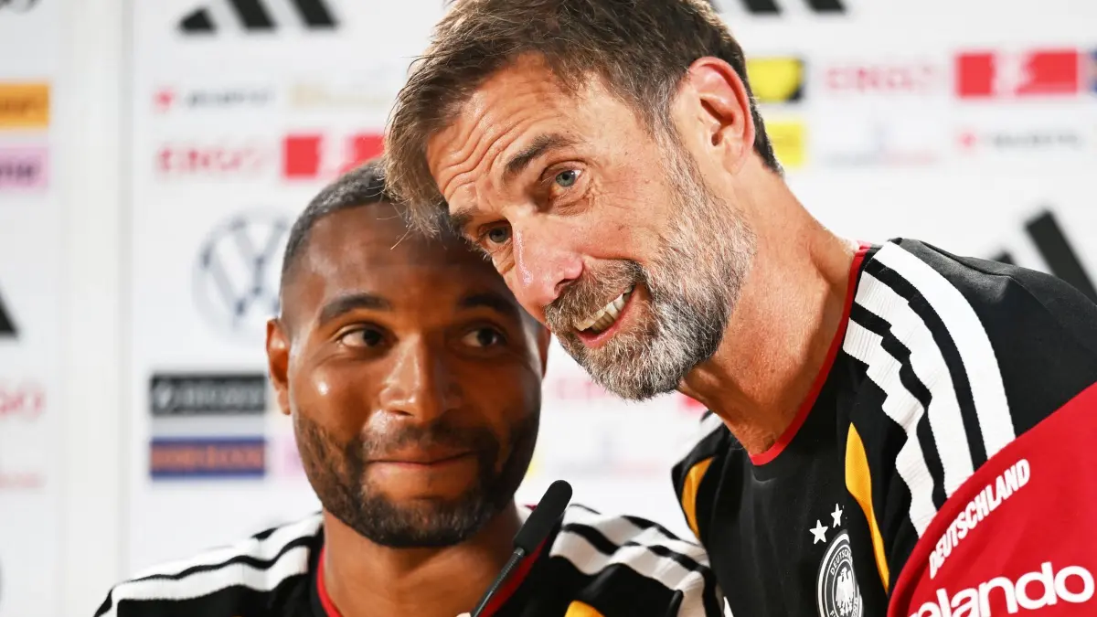 Fußball-Nationalmannschaft - Pressekonferenz: Fußball, Männer: Nations League A, Deutschland, Pressekonferenz, Bundestrainer Jürgen Klopp (Deutschland) und Jonathan Tah (Deutschland) gemeinsam während der Pressekonferenz vor dem Spiel gegen Griechenland. (zu dpa: «Geheimratsecken, Schweineohren und Klopps Griechen-Warnung»)