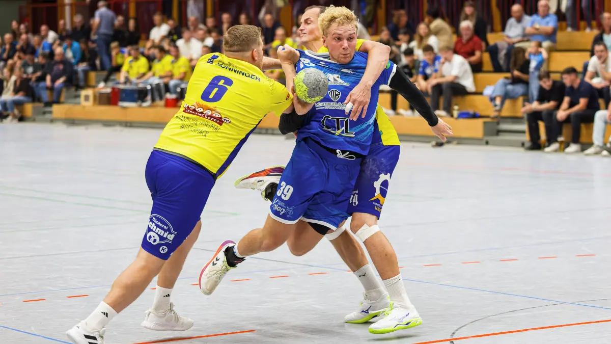 Handball Landesliga: Handball Landesliga; TV Treffelhausen - TV 1893 Neuhausen Erms;
Johannes Edelmann (SG Lauterstein II, #6) und Andreas Schuster (SG Lauterstein II, #15) versuchen Jannik Niederberger (TV Treffelhausen, #39)n zu stoppen;
26.09.2026; Alb-Sporthalle, Böhmenkirch.
Foto: Thomas Madel