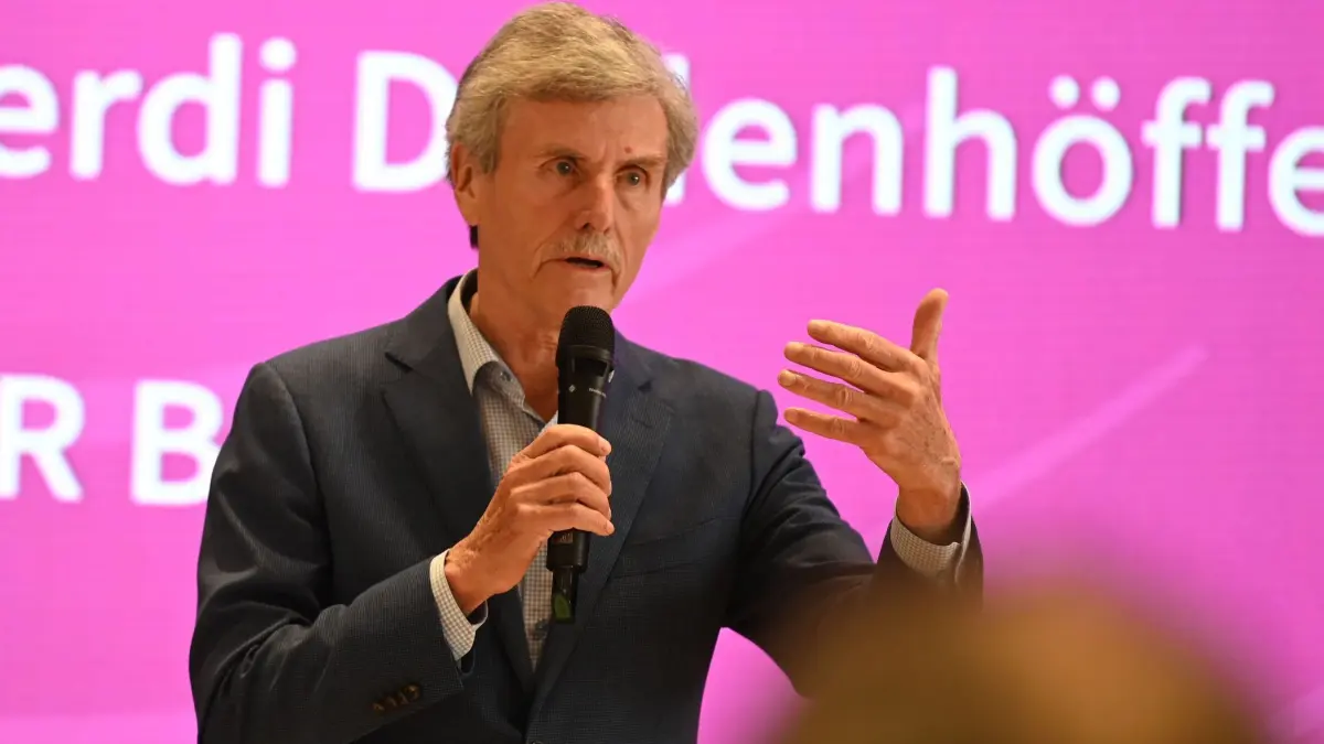 Ferdinand Dudenhöffer: Ferdinand Dudenhöffer, Autoexperte und Direktor des CAR - Center Automotive Research - in Bochum, spricht während einer Präsentation am Rande der «Auto China» 2026. (zu dpa: «Autoexperte zur 35-Stunden-Woche: «Diese Zeiten sind vorbei»»)