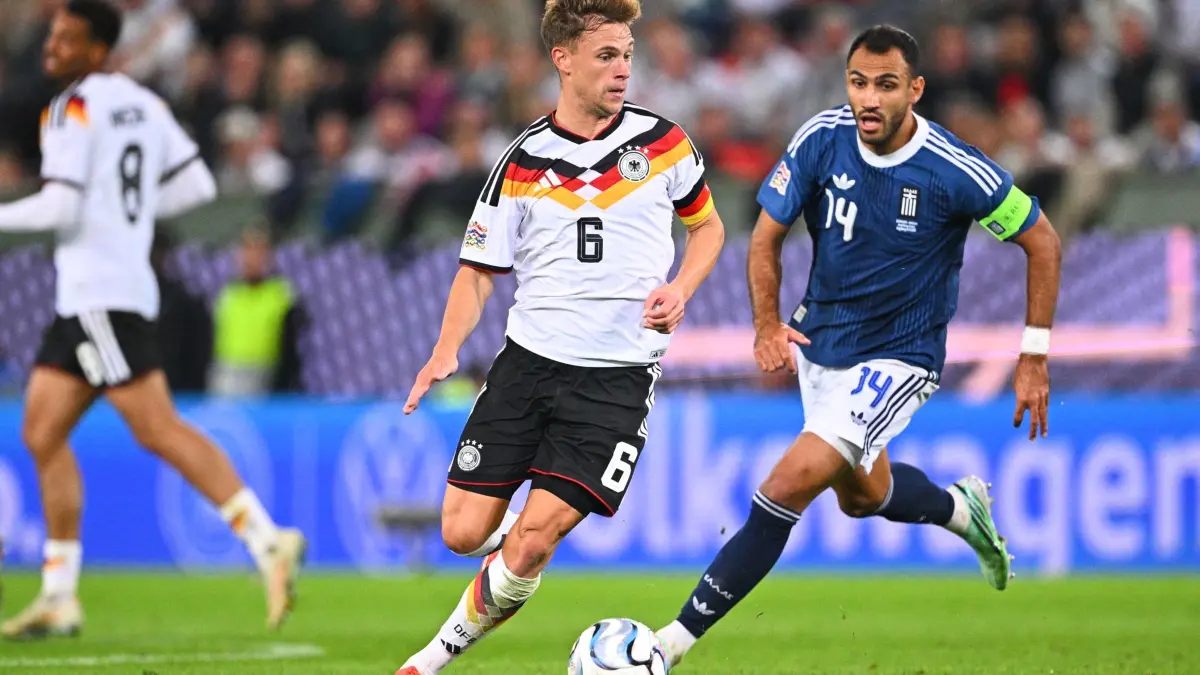 Deutschland - Griechenland: 27.09.2026, Bayern, Augsburg: Fußball, Männer, Nations League A, Deutschland - Griechenland, Gruppe 2, Spieltag 2, WWK Arena, Joshua Kimmich (Deutschland) und Vangelis Pavlidis (r, Griechenland) kämpfen um den Ball. Foto: Tom Weller/dpa - WICHTIGER HINWEIS: Gemäß den Vorgaben der Bundesliga bzw. des DFB Deutscher Fußball-Bund ist es untersagt, in dem Stadion und/oder vom Spiel angefertigte Fotoaufnahmen in Form von Sequenzbildern und/oder videoähnlichen Fotostrecken zu verwerten bzw. verwerten zu lassen. +++ dpa-Bildfunk +++
